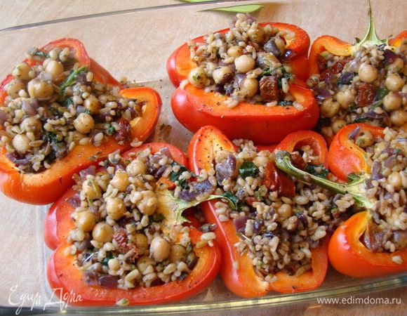 Достаем перец из духовки, выкладываем начинку, накрываем фольгой и запекаем еще 10-15 минут.