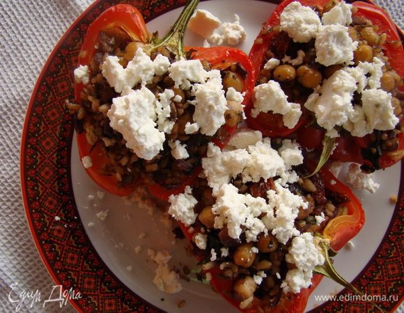 Перед подачей на стол на перцы "раскрошить" фету (козий сыр). Приятного аппетита!