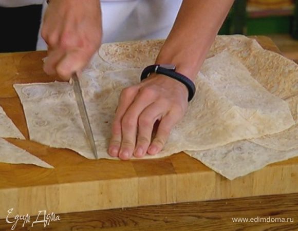 Лаваш нарезать на небольшие кусочки произвольной формы.