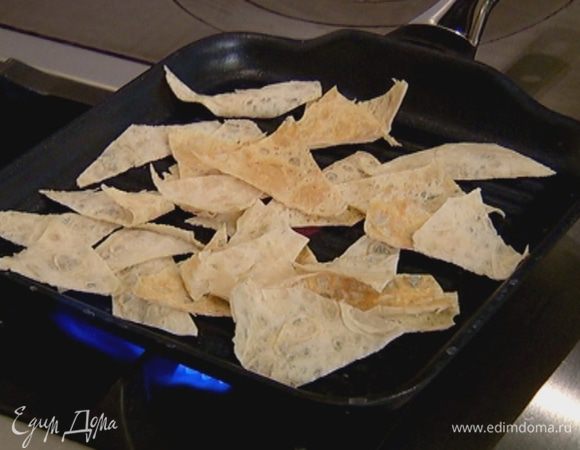 Разогреть сковороду-гриль и подсушить кусочки лаваша.