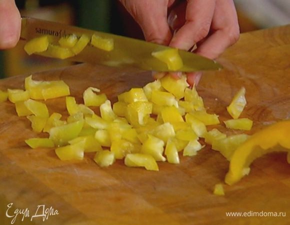 Сладкий перец, удалив семена и перепонки, нарезать маленькими кубиками.