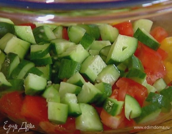 Огурцы и помидор нарезать такими же кубиками, как перец.
