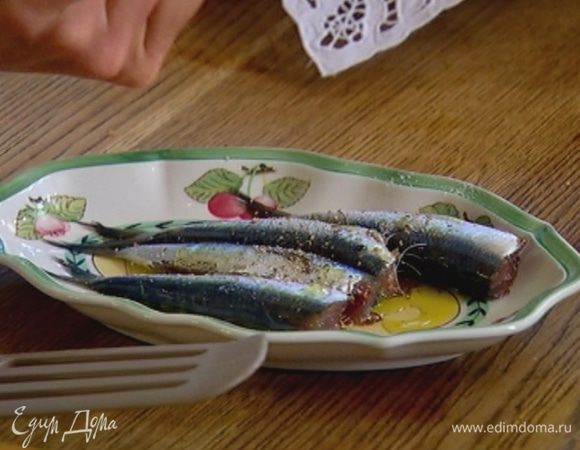 Сардины слегка сбрызнуть оливковым маслом, посолить и поперчить со всех сторон.