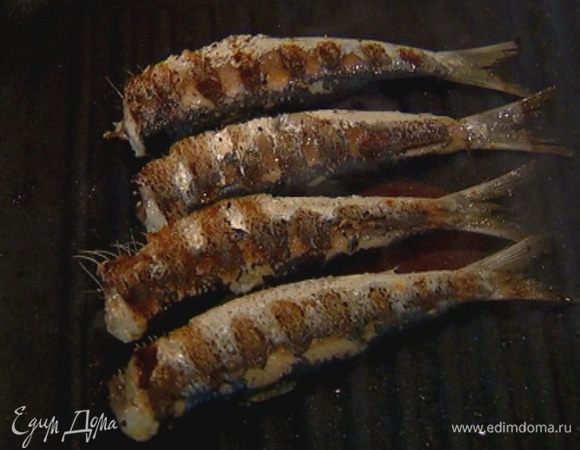 Выложить рыбу на сковороду, где подсушивался лаваш, и обжаривать по паре минут с каждой стороны.