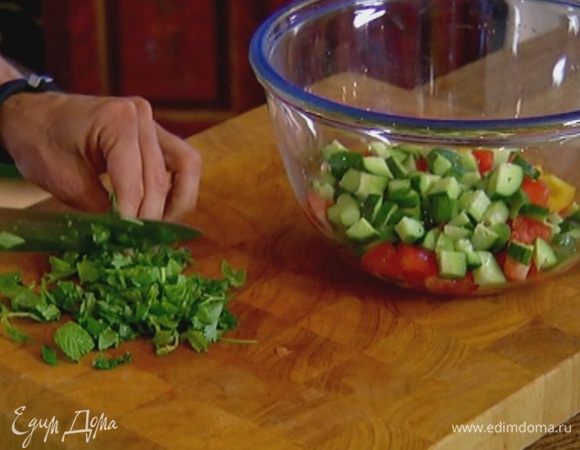 Мяту и кинзу порубить.