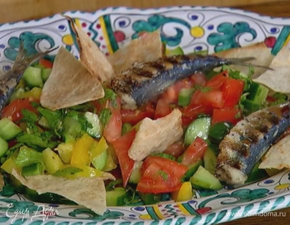 Салат выложить на большое блюдо, сверху разложить чипсы из лаваша и сардины.