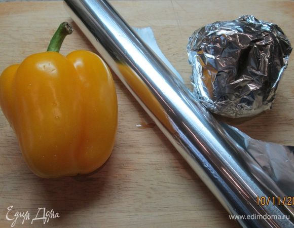 Духовку разогреваем до 190 град. Болгарский перец моем, сушим бумажными кухонными полотенцами и запекаем в духовке 50 мин. Когда перец остынет, снимем кожицу, удалим семена.