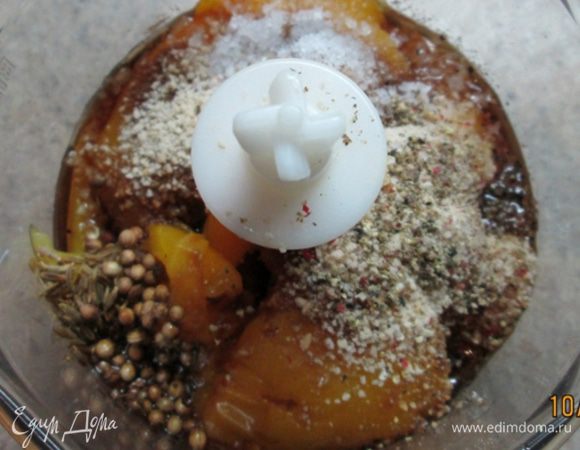 Мякоть перца и остальные ингредиенты для соуса взбиваем в блендере в пюре.