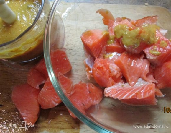 Филе форели нарезать кубиками со стороной 3 см.
Духовку разогреть до 200 град.
Поместить рыбу в миску, добавить соус, искупать рыбку в соусе.
