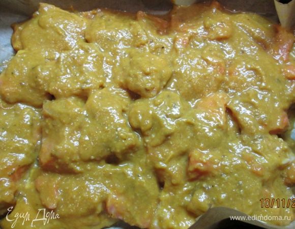 Небольшой противень застелить бумагой для выпечки, выложить рыбу. Отправляем противень в духовку на 15 мин.
Подавать кубики лосося с салатом! Вкусно и полезно!
