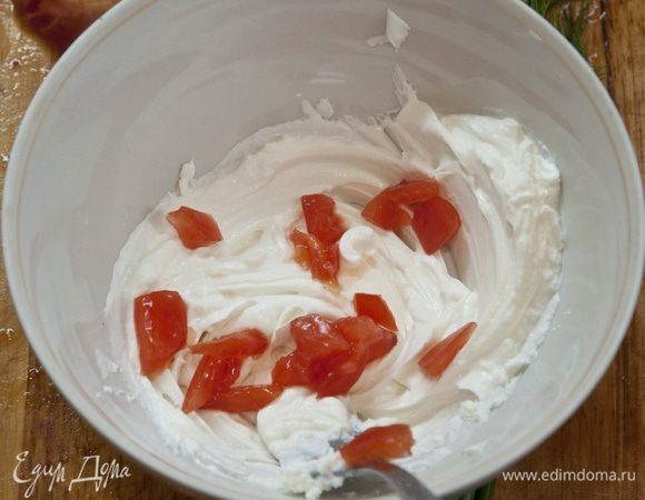 Пока мясо маринуется делаем крем из сыра. Помидоры освобождаем от семян и нарезаем маленькими квадратиками. Козий сыр Шавру смешиваем со сливками и нарезанными помидорами. 