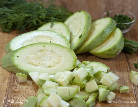 Кабачок нарезаем.