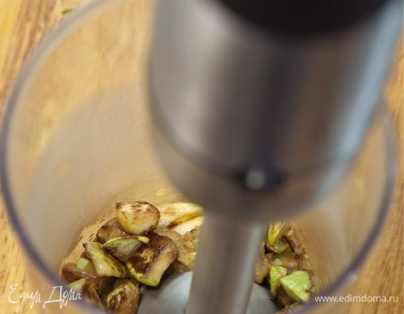 Обжариваем на сковороде с небольшим количеством масла. 
Измельчаем в блендере.  