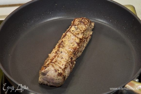 Мясо обжариваем на хорошо разогретой сковороде со всех сторон. Затем отправляем в духовку 200 градусов на 12-15 минут.