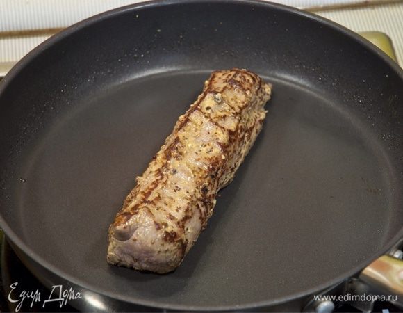 Мясо обжариваем на хорошо разогретой сковороде со всех сторон. Затем отправляем в духовку 200 градусов на 12-15 минут. 