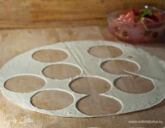 В это время из лаваша вырезаем тонкие шайбочки и тарелку для микс-салата. 