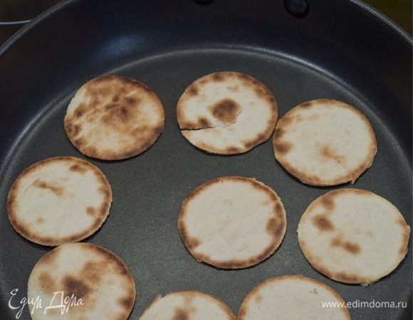 Шайбы обжариваем на сковороде, а тарелку помещаем в духовку, чтобы придать форму, после того как достанем мясо и дадим ему отдохнуть. 