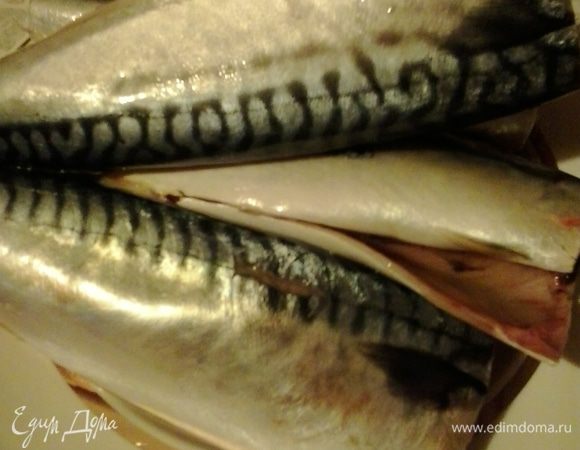 Рыбу очистите, удалите головы, хвосты и внутренности, хорошо промойте. Нарежьте на кусочки.