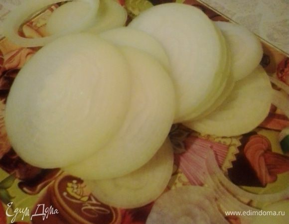 Лук нарежьте кольцами. Я люблю, когда лука много, он получается очень вкусный.