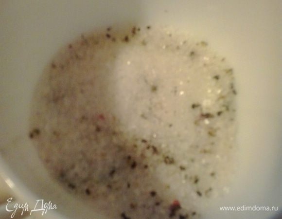 Смешайте соль, сахар и перец.