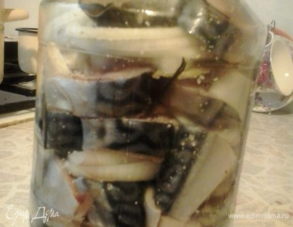 Возьмите банку объемом 1,5 л. На дно банки выложите лук, лавровый лист, немного соли с сахаром. Далее положите рыбу, чередуя с луком и посыпая каждый слой смесью соли и сахара (но не слишком щедро), лавровым листом, гвоздикой и прованскими травами. Когда банка заполнится, закройте ее крышкой и оставьте на 1 час.