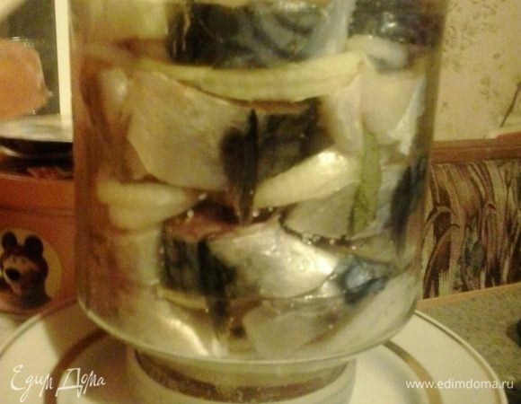 Через час переверните банку с рыбой и подождите еще час. Ровно через 2 часа после начала засолки вкусная и аппетитная рыба будет готова!