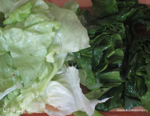 Салат и шпинат крупно нарезать.