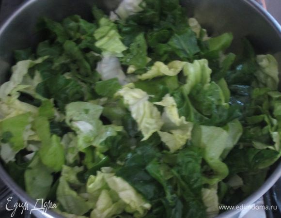 Разогреть в сковороде оливковое масло, выложить салат и шпинат, накрыть крышкой и тушить  на среднем огне  10-15 минут. Остудить и хорошо отжать.