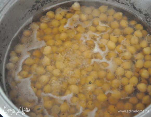 Нут лучше всего замочить с вечера на ночь. 
Готовим пасту: залить водой, замоченный с вечра нут, добавить лавровый лист, букет гарни, довести до кипения, уменьшить огонь и варить 1 час, пока нут не  станет мягким. Обжарить в оливковом масле мук и чеснок пару минут до золотистого цвета.  
