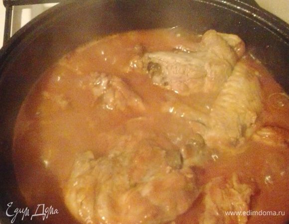 За 10 минут до готовности солим по вкусу, щедро посыпаем сушеным базиликом. Подаем с заранее отваренными спагетти.