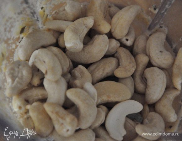 Кешью также измельчить с помощью блендера в муку, переложить в миску, приправить