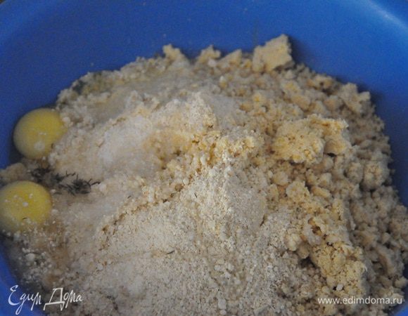  и тщательно перемешать до однородности с луково-чесночной смесью, кориандром, тимьяном.