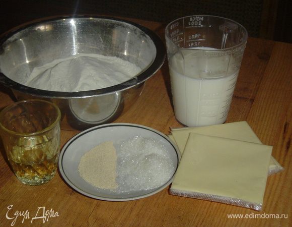 Подготавливаем продукты для приготовления булочек.