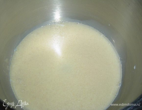 Немного подогреваем молоко, добавляем дрожжи, сахар и даем им постоять до тех пор, пока не появятся пузырьки.