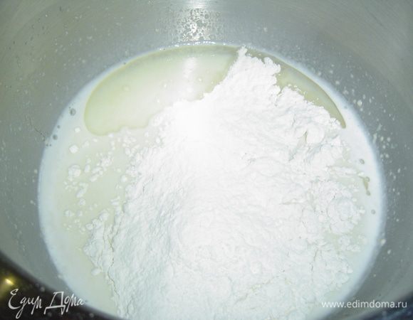 Затем добавляем масло, просеянную муку,