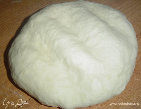 Замешиваем некрутое тесто, накрываем его полотенцем, ставим в теплое место и даем подняться.