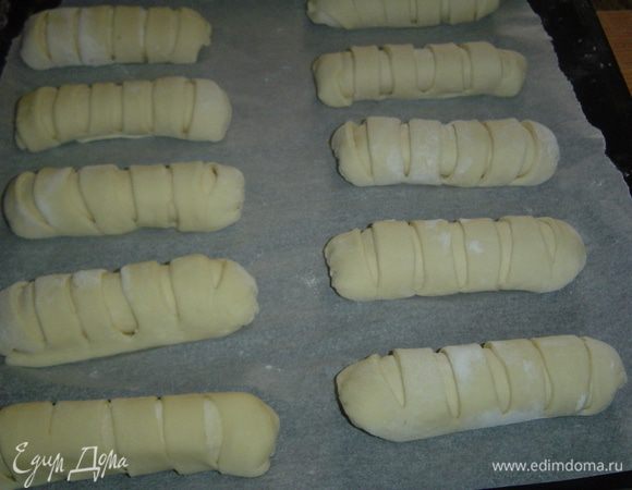 Булочки выкладываем на противень, застеленный пергаментной бумагой, оставить на 25 минут, накрыв полотенцем,