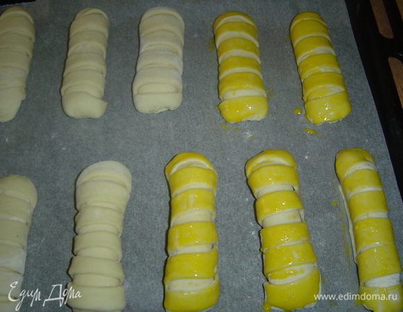 Затем смазываем их слегка взбитым желтком.