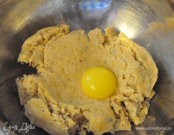 Готовим риссоли: Добавьте в пасту из нута желток, разделите пасту на 6 или 12 равных частей. Сформуйте овальные котлетки - риссоли. 