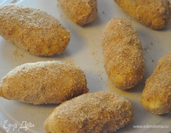 Обмакните сначала в белке, а после в сухарях, и обжарьте в оливковом или растительном масле по 30 секунд с каждой стороны. 