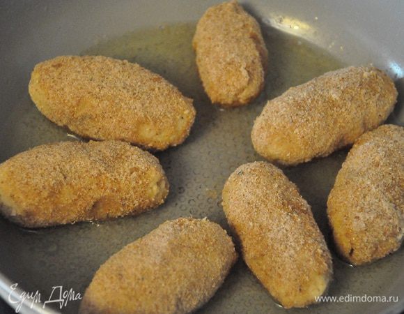 Выложите на бумажные полотенца, чтобы промокнуть излишек масла. Подавайте с зеленью или сыром 