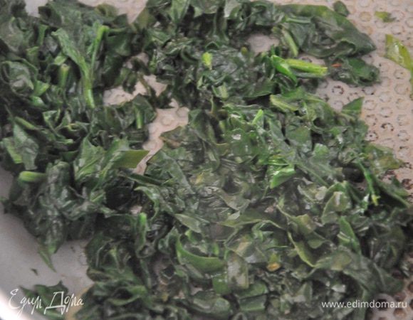 Готовим запеканку: Если используете замороженный шпинат, то его предварительно необходимо протушить на сковороде, чтобы испарилась вся жидкость. А свежий также обжариваем в пару ст.л. оливкового масла, чтобы он стал мягким. 