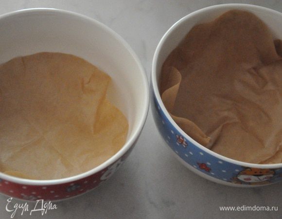 Духовку разогреть до 190 гр. С, выстелить формочки пекарской бумагой, В пасту влить бульон, добавить шпинат, при необходимости приправить, можно в массу вмешать сыр или любые другие добавки. 