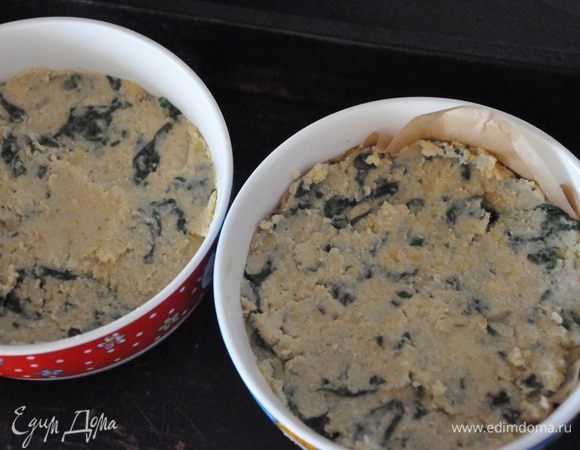 Переложить массу в формы и запекать 45-50 минут. Выпекать можно в как в прямоугольной, так и в круглых формах. Остудите в форме 10  минут. Переверните на блюдо и подавайте с любым соусом, сыром или зеленью.
