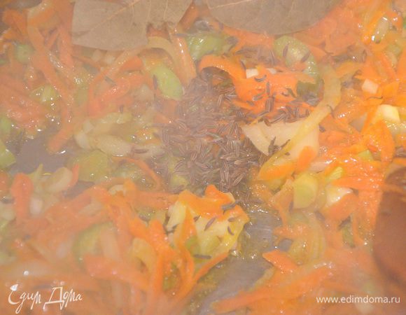 Морковь натрите на крупной терке, лук нарежьте полукольцами, сельдерей и чеснок пластинками. Разогрейте в кастрюльке пару ст.л. оливкового масла и потушите морковь, лук, сельдерей и чеснок на медленном огне пару минут. 