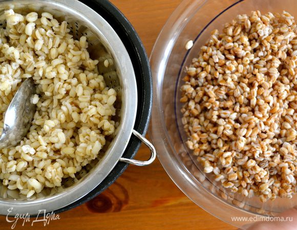 Оба вида крупы отварить, согласно указаниям на упаковке. Слить и промыть. Остудить. 