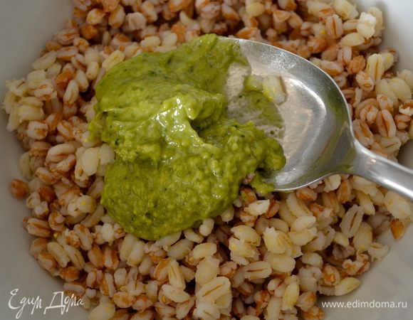 Соединить полбу и перловку в миске. Заправить соусом песто.