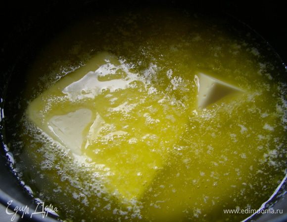 Разогреваем духовку до 190 гр. Сливочное масло растапливаем и слегка охлаждаем. 
