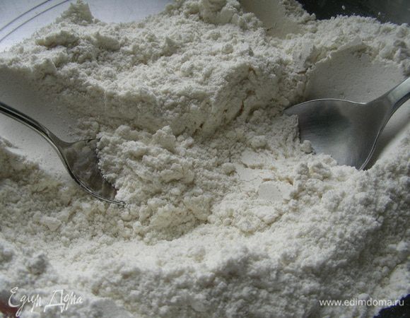 Смешиваем сахар, муку и соду. 
