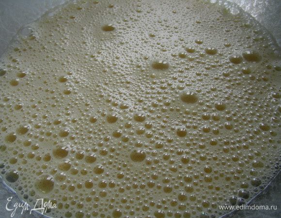 В другой посуде взбиваем яйца, добавляем к ним йогурт и ванильный экстракт. Взбиваем еще раз. 
